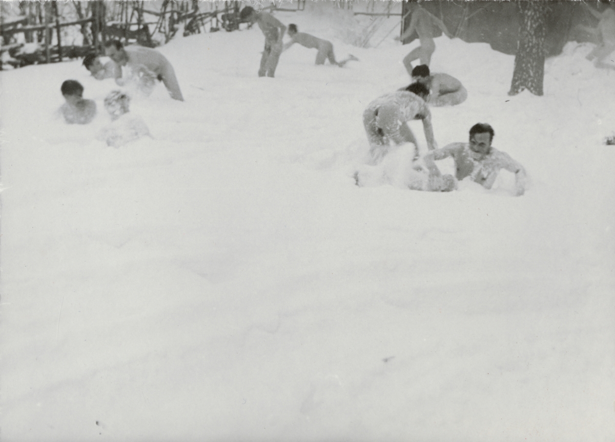 Soldater från Södermanlands regemente I 10 svalkar i snön efter bastubadet.