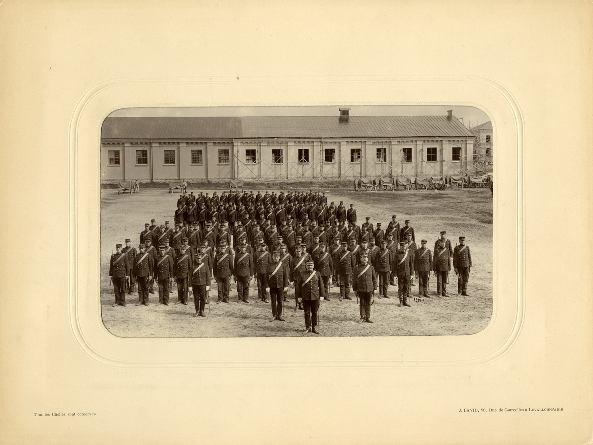 Officerare och soldater från Norrlands artilleriregemente A 4 uppställda på regementsområdet, 1895.