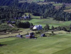 Sør-Fron, Hundorp vestside. Liene skole midt i bildet. En ho