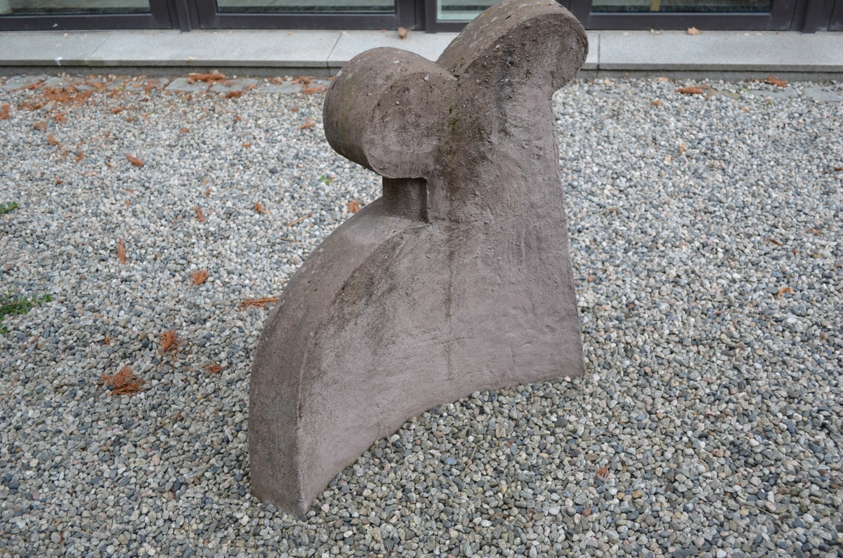 Arbeidet består av 3 små skulpturer i støpt og innfarget betong.