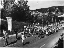 17. mai feiring på Jevnaker. Haakon Skøien går foran Jevnake