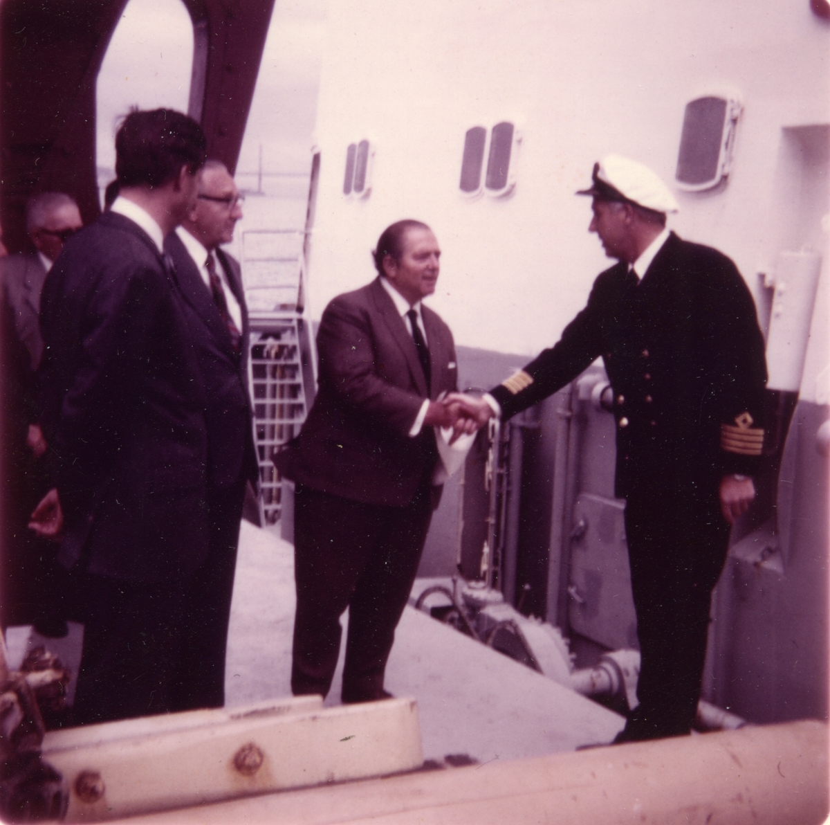 Kapteinen på 'Star Billabong' m.fl. i forbindelse med hjemsending av 'Gjøa' i 1972