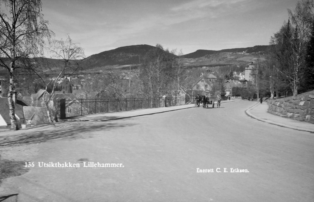 Mot Lillehammer sentrum fra Utsiktsbakken. Balbergkampen i bakgrunnen. Mann med hest og kjerre.