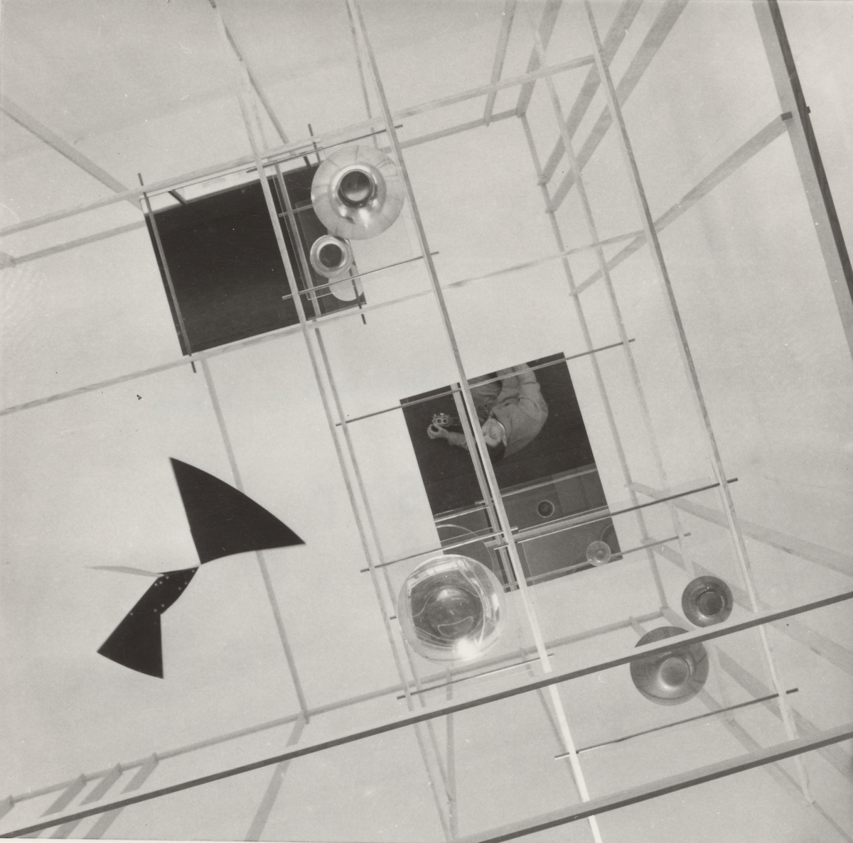 Utstillingsstand for emaljearbeider ved Triennalen i Milano [Fotografi]