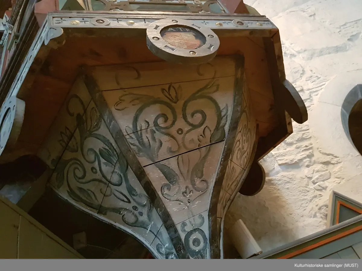 Bemalte felt med billedlige fremstillinger av disiplene (fra venstre) Matheus, Marcus, Lucas og Johannes.