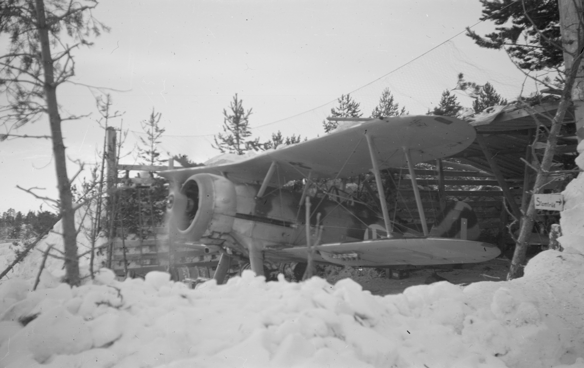Varmkörning av motor på flygplan Gloster Gladiator i flygplansvärn vid F 19, Svenska frivilligkåren i Finland.