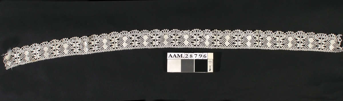 Kniplet blonde, trolig laget på kniplepute med rull, Trolig av bomull. 