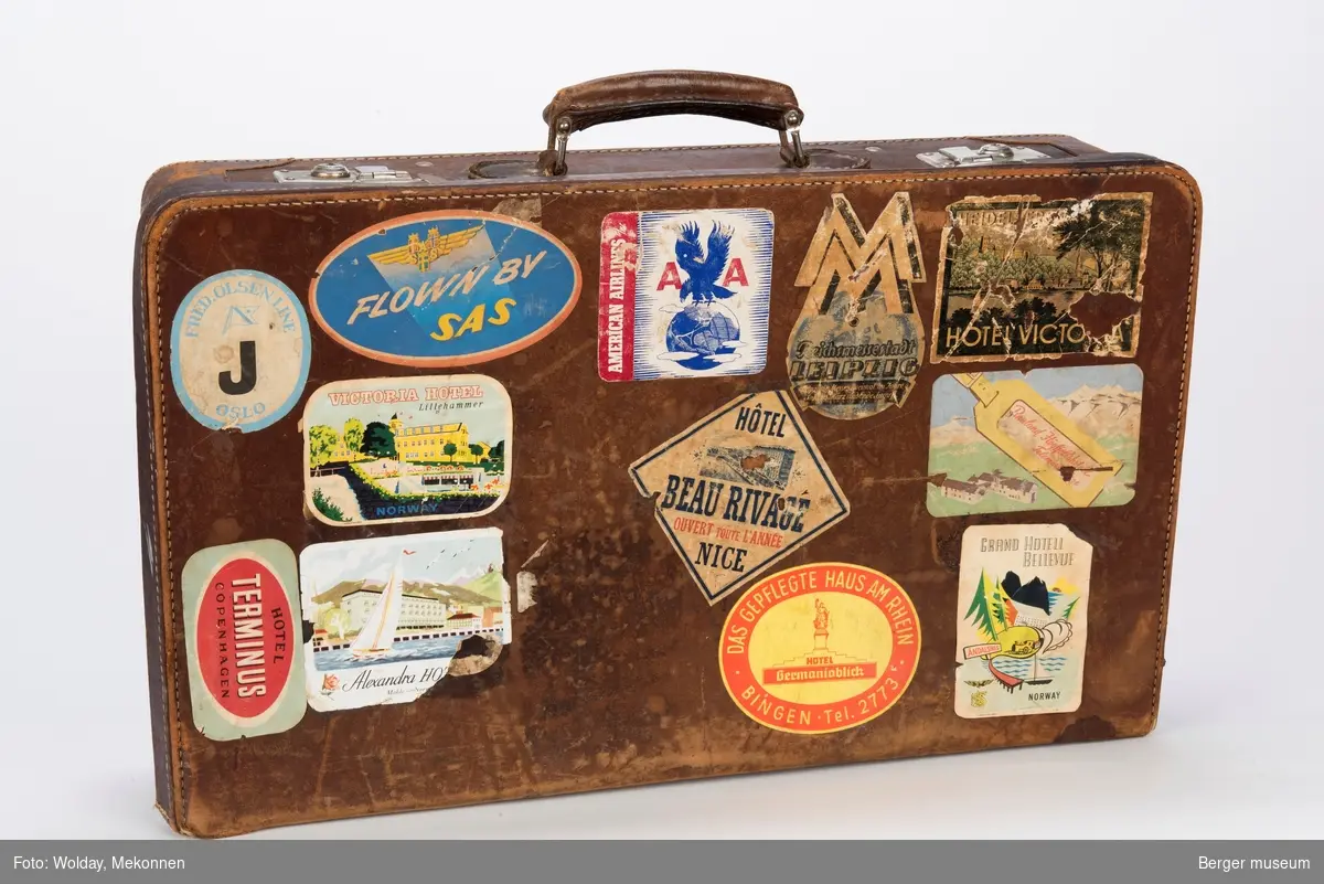 Kofferten har 18 ulike merker fra steder og reiser.