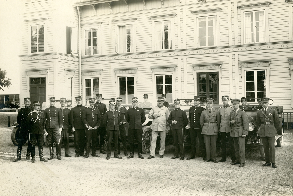 Grupporträtt av officerare i trängfältövning 1922.
För namn, se bild nr. 2.