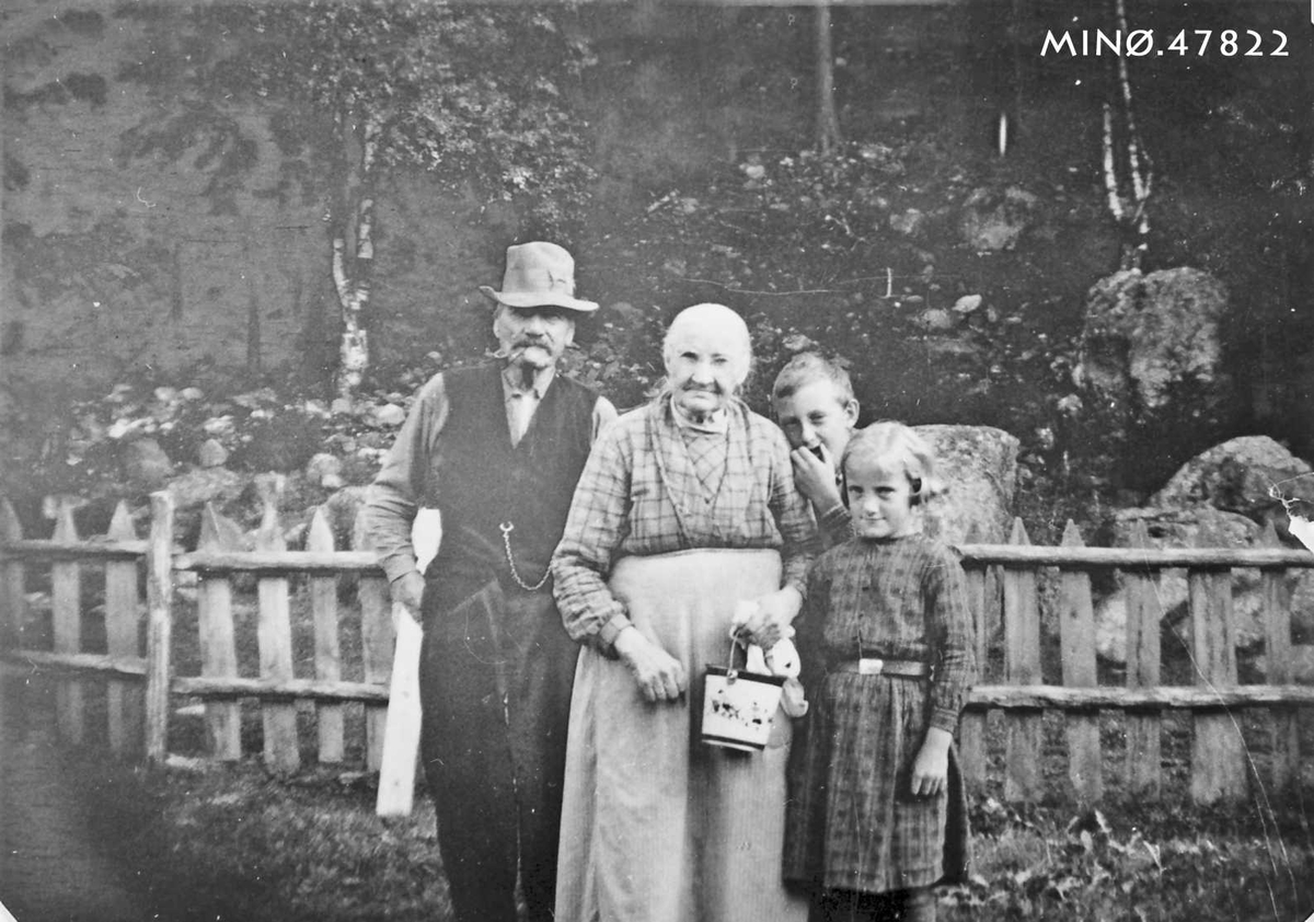 Mina og Anton Viholmen med barnebarna Steinar og Sonja. 