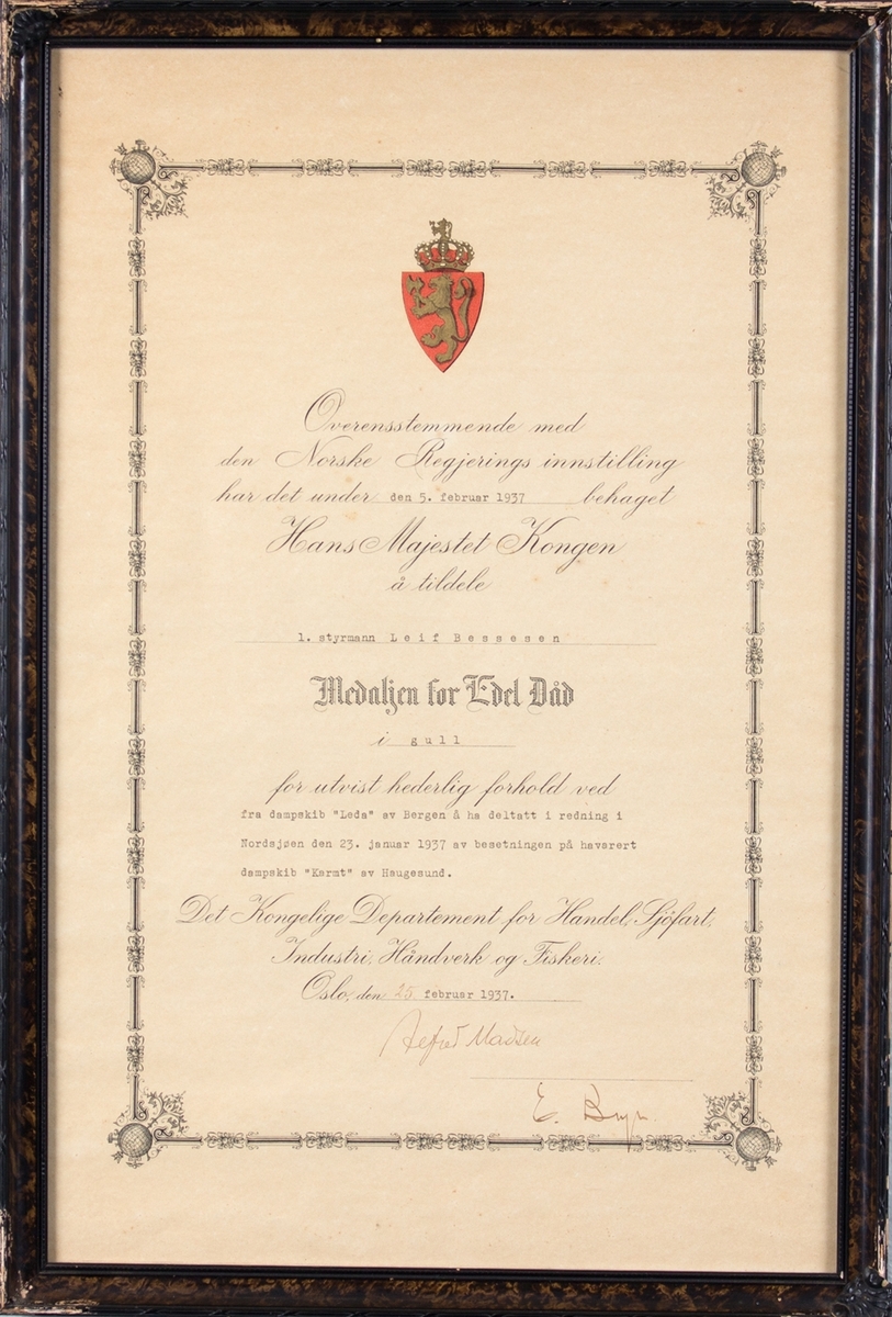 Diplom som følger kongens fortjenstmedalje i gull, tildelt 1. styrmann Leif Bessesen.