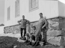 På tur. Menn foran et hus. Vinter.