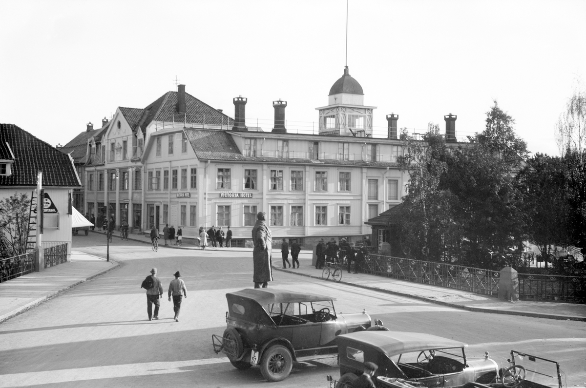 Mesnabrua og Victoria hotel. Lilletorget med statue av Ludvig Wiese. Gamle biler.