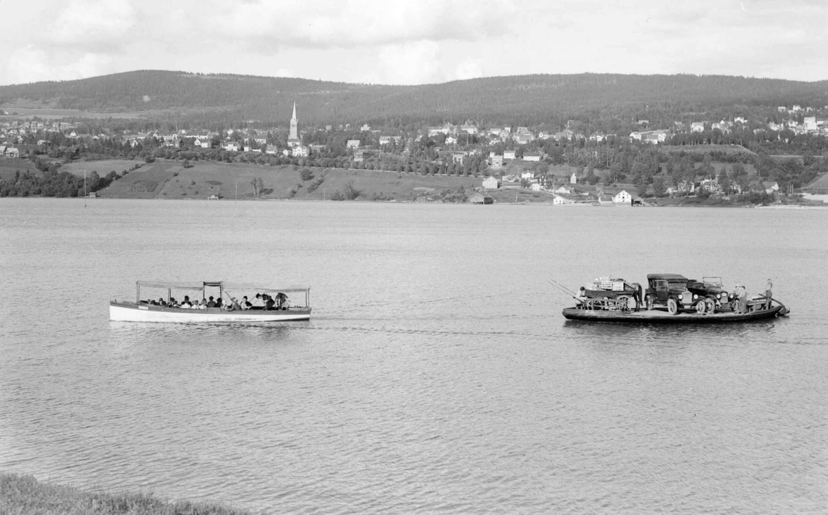 Motorbåten "Fram" med ferje over Mjøsa, ca 1930.