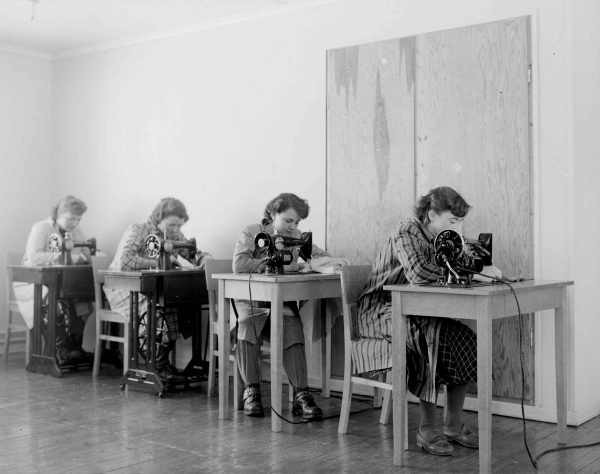 Lillehamme og Fåberg Yrkesskole, Fåberggata 152. Kjole og draktsømlinjen. Elever ved symaskinene.