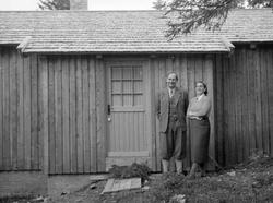 Mann og kone foran hyttedøra på Nordseter.