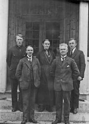 Personer utenfor bygning