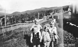 Barneflokk ved Folldal Verk. Foran: Terje Bekken og Ruth Eli