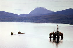 Oljeplattformen "Treasure Scout" under slep. Novafjellet bak