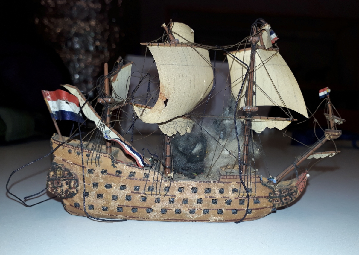 Miniatyrmodell av Jupiter med holländsk flagga. Riggen skadad.