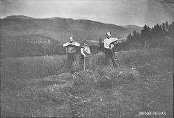 Slåttekarer. Fv: Robert Olson, Olav Olson og Einar Vangen