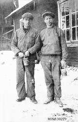 To menn foran stigerkontoret. Ottar Pettersen, rørlegger og 