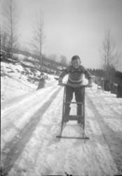 Gutter på tur. Jon aker på spark.