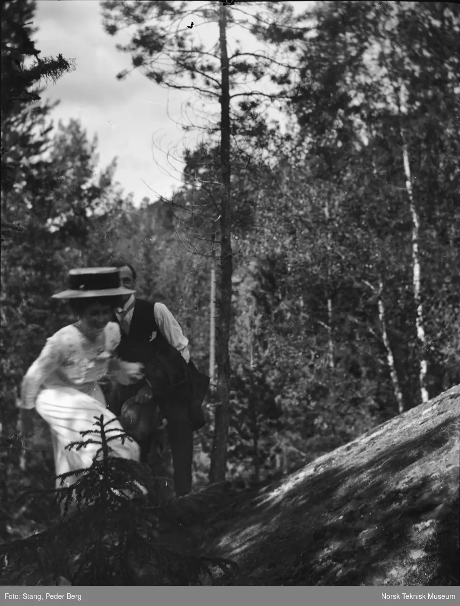 Mann og kvinne på tur i skogen på vei opp til Eikeskar, Notodden, 14.8.1910