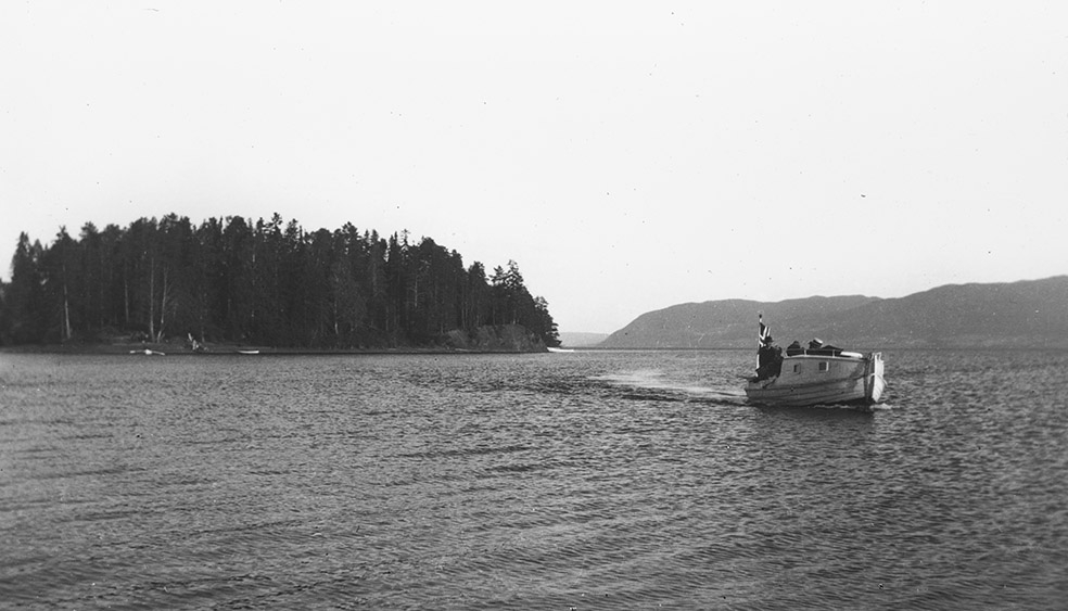 Motorbåt utenfor Hovinsholmen, eier av båten Toftes Gave, Nedre Sund, Helgøya. Mjøsbåt.