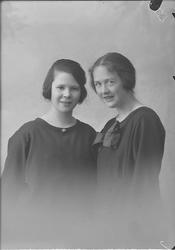 Portrett av Signe Bjerkan til venstre
Portrett av Ingeborg 