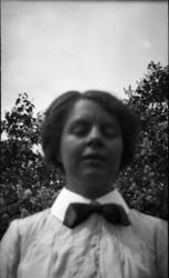 Rikard Berges fotoarkiv. Kvinner i drakter, folkeliv, veggde