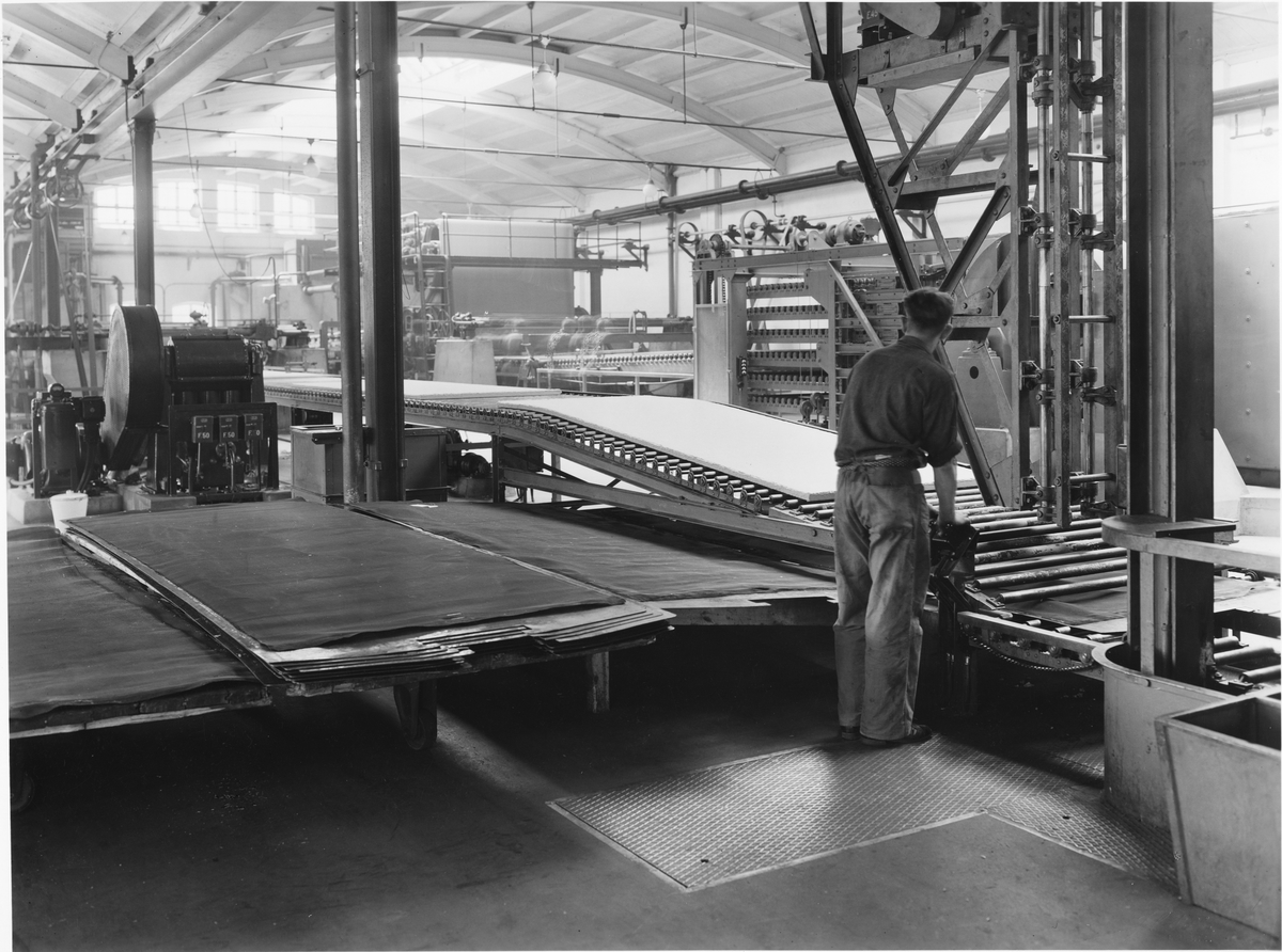 Interiör från Ljusne- Woxna Aktiebolags Wallboardfabrik, 1947.
Upptagningsmaskin för hårda plattor.