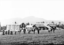 Personer oppstilt foran gardsbruk. Samme som MINØ. 032789