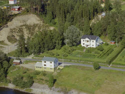 Tretten, Øyer. Stor toetasjes hvit bygning med stor tomt, kj