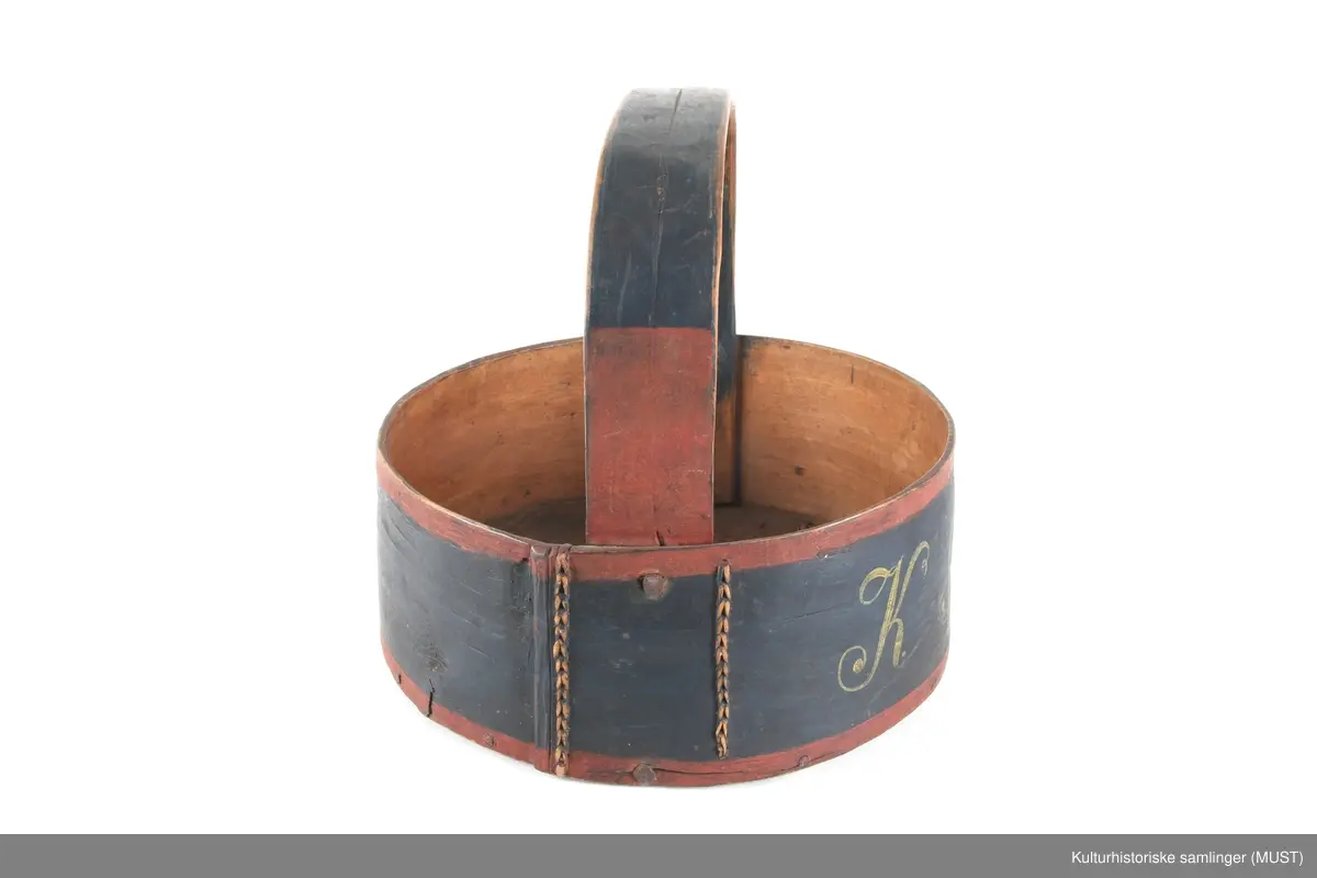 Lefsekorg i osp med bunn av furu.