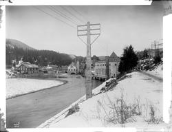 Oversiktsbilde av Tinfos-området. Fra venstre; Sagbruket, Ti