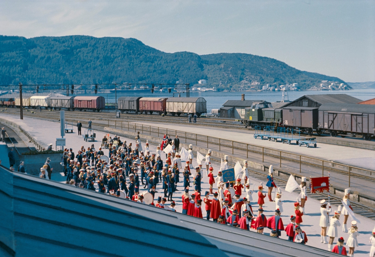 Arrangement på Trondheim stasjon. Bispehaugen musikkorps spiller.