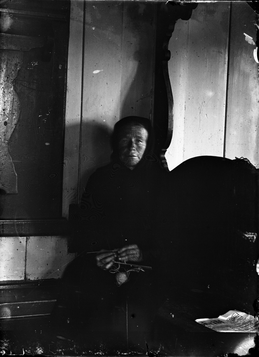 Rikard Berges fotoarkiv. Portrett av en eldre kvinne, båndvever. Bø, 1907.