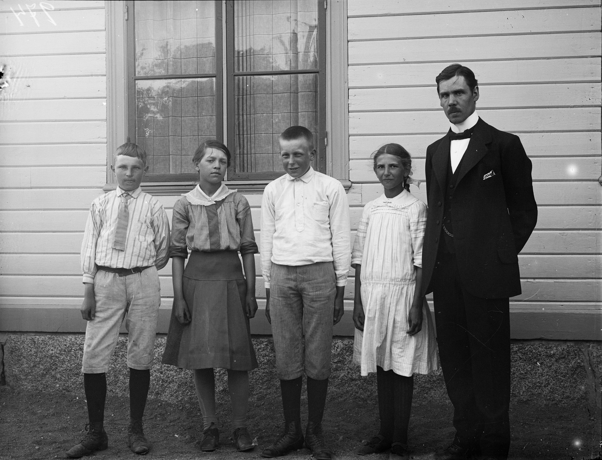 Elever och lärare vid Isby skola, Simtuna socken, Uppland 1917