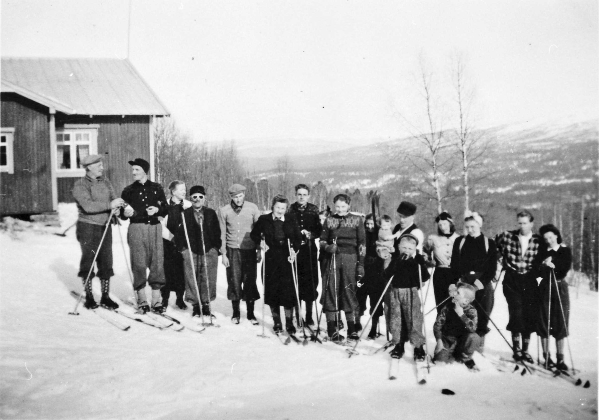 Gruppebilde, personer, klær, ski. 
Påsketur til Åsberget i Anvisåsen hos Paula og Torgeir Aasberget, 1939. 