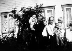 Foreldre og barn på Sellevoll, Stonglandseidet ca. 1936.