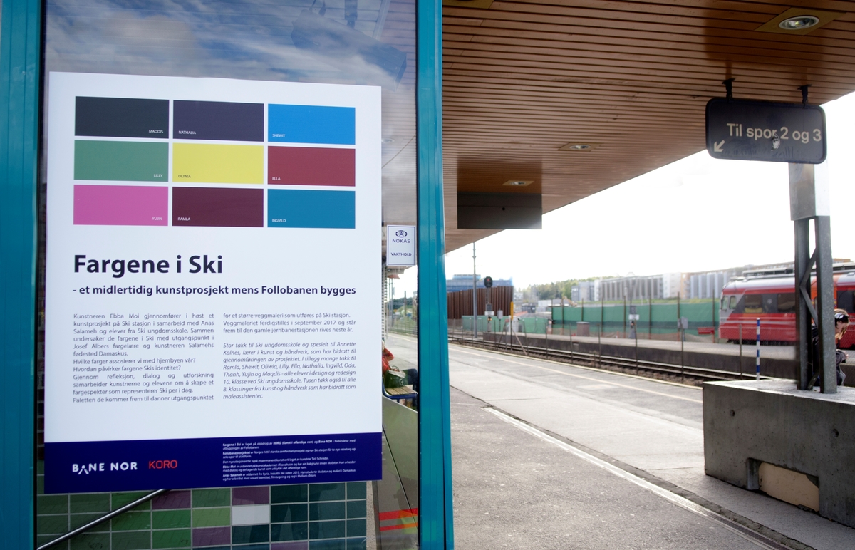 Moi og Salamah skapte et temporært kunstprosjekt sammen med elever i en valgfagsklasse på Ski ungdomsskole. Gjennom de neste ukene skal de se på fargene i byen og landskapet. Kunstnerne ønsket å invitere en gruppe elever til å undersøke Ski gjennom farger. Målet er at de vil se sin hjemby med nye øyne og at vi sammen kan skape nye fortellinger om Ski. Moi inviterte også kunstnar og forfattar Geir Yttervik til å undervise elevane i Josef Albers’ fargelære.