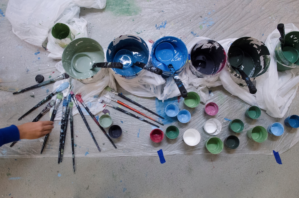 Moi og Salamah skapte et temporært kunstprosjekt sammen med elever i en valgfagsklasse på Ski ungdomsskole. Gjennom de neste ukene skal de se på fargene i byen og landskapet. Kunstnerne ønsket å invitere en gruppe elever til å undersøke Ski gjennom farger. Målet er at de vil se sin hjemby med nye øyne og at vi sammen kan skape nye fortellinger om Ski. Moi inviterte også kunstnar og forfattar Geir Yttervik til å undervise elevane i Josef Albers’ fargelære.