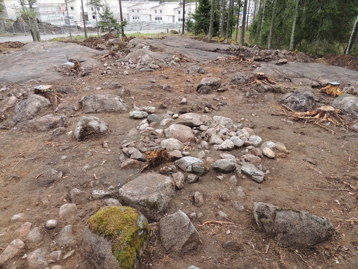 Arkeologisk undersökning, översikt grav 2, Vrå, Knivsta socken, Uppland 2016
