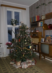Serie med bilder av julepyntet stue i 1960-talls leiligheten