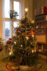 Juletre i stue. Formidling av juletradisjoner i leiligheten 