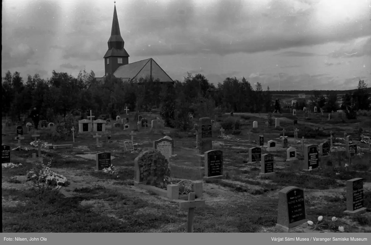 Kirka og kirkegården i Kautokeino. Juli 1967.