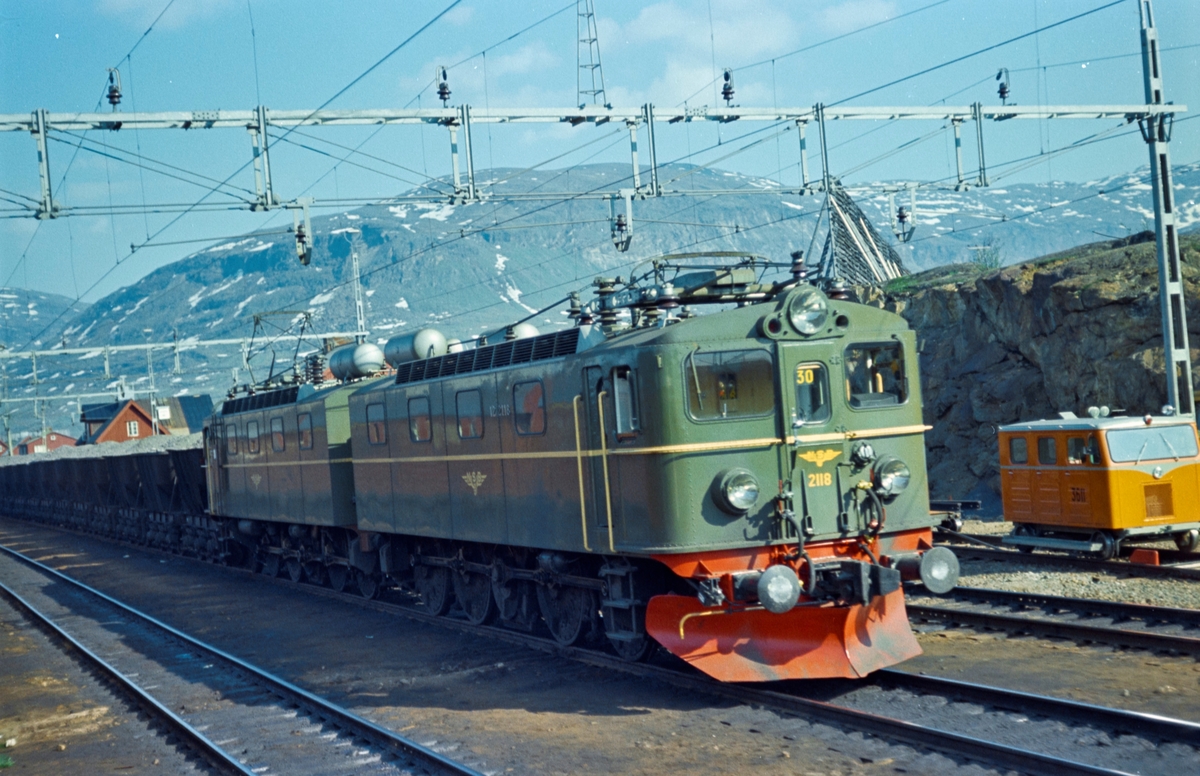 Lastet malmtog på vei til Narvik Malmbanan i Vassijaure mellom Kiruna og Riksgrensen. Toget trekkes av NSBs elektriske lokomotiv type El 12 nr. 2118.