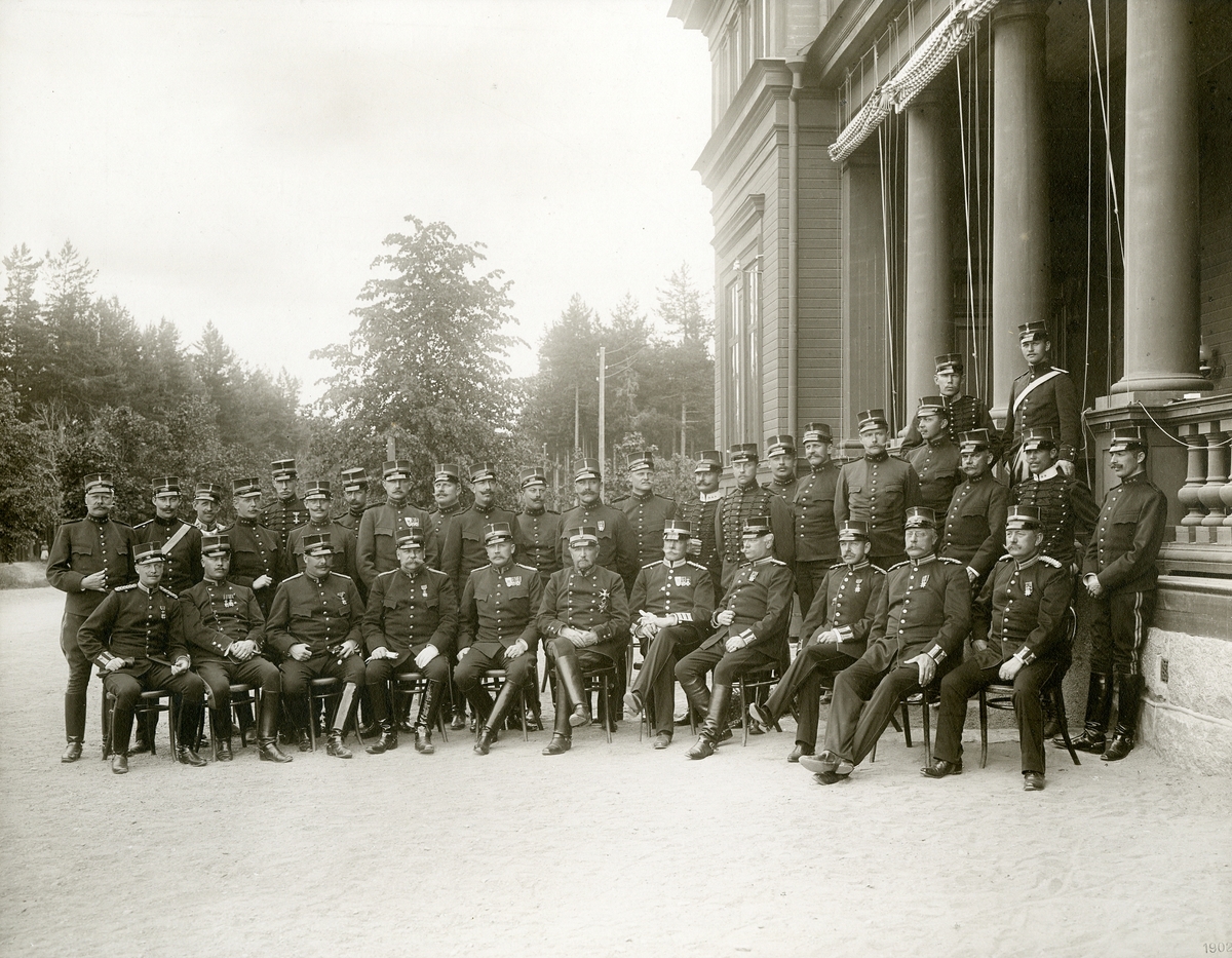 Grupporträtt av officerare vid okänt artilleriregemente på Marma skjutfält 1902.