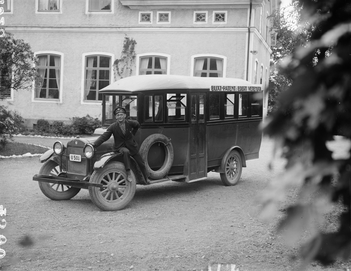 "Skolresans buss vid Badelunda skola", Västerås 1928